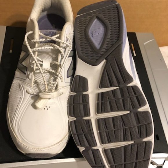 Brand New - Never Worn  NEW BALANCE WOMEN'S 847 V3  7.5 W with Lace Toggle lock - Picture 3 of 6